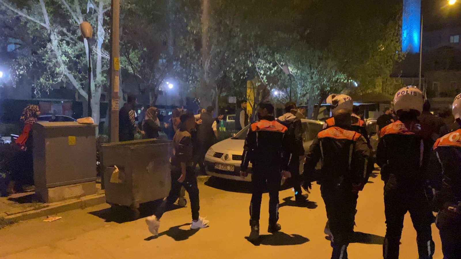 Kısıtlamada 100 kişilik grup kavgaya tutuştu, polis uyarı ateşi açtı, çevik kuvvet müdahale etti