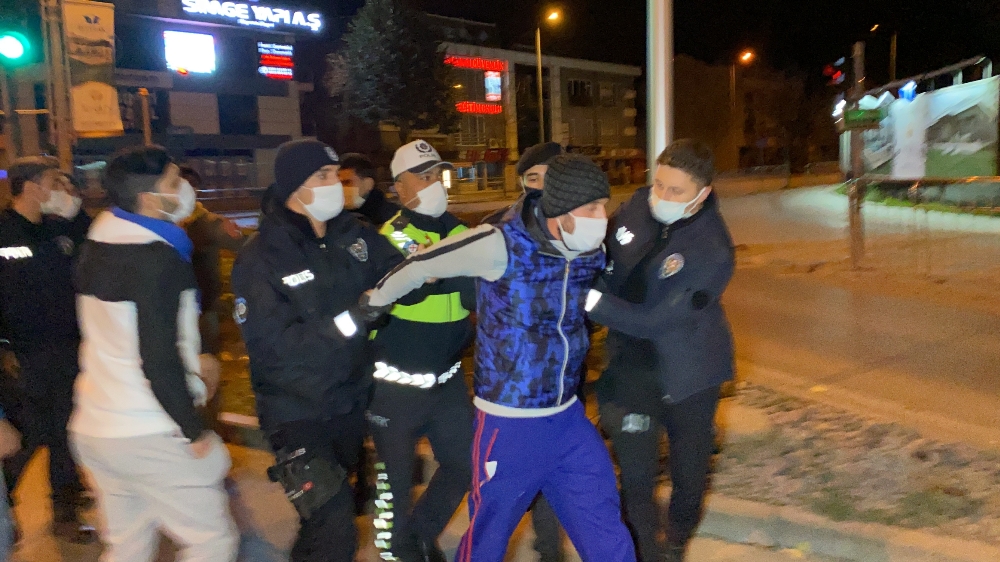 Kısıtlamada 5 kafadar sokağa çıktı, 20 bin TL ceza yedi