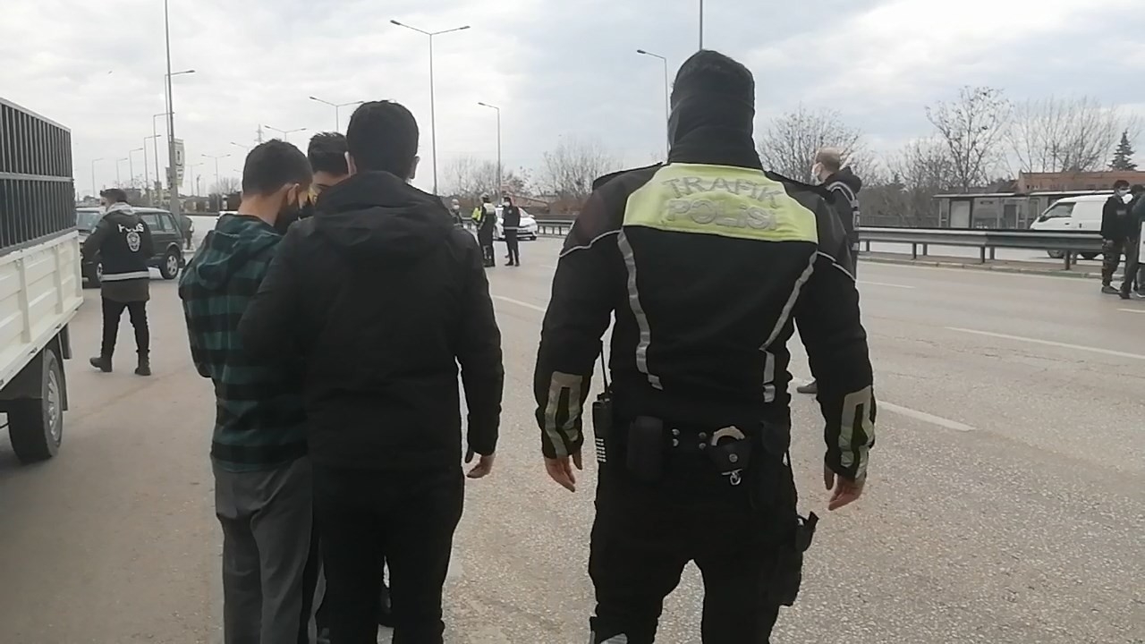 Kısıtlamada 8 kaçak göçmen yakalandı