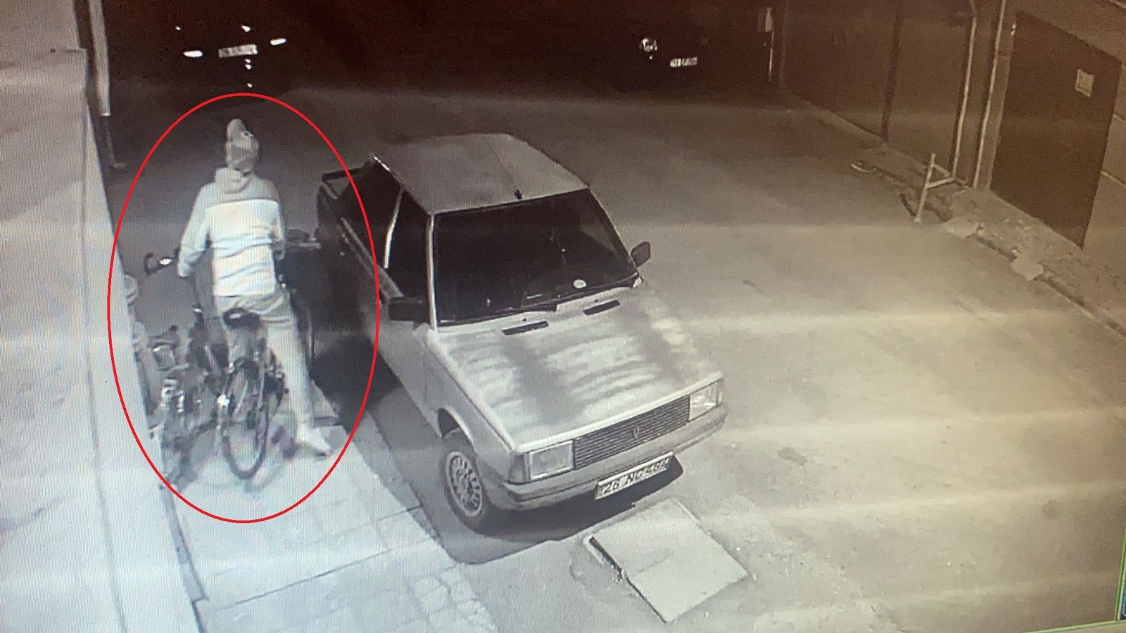 Kısıtlamada aynı anda 2 bisikleti böyle çaldı
