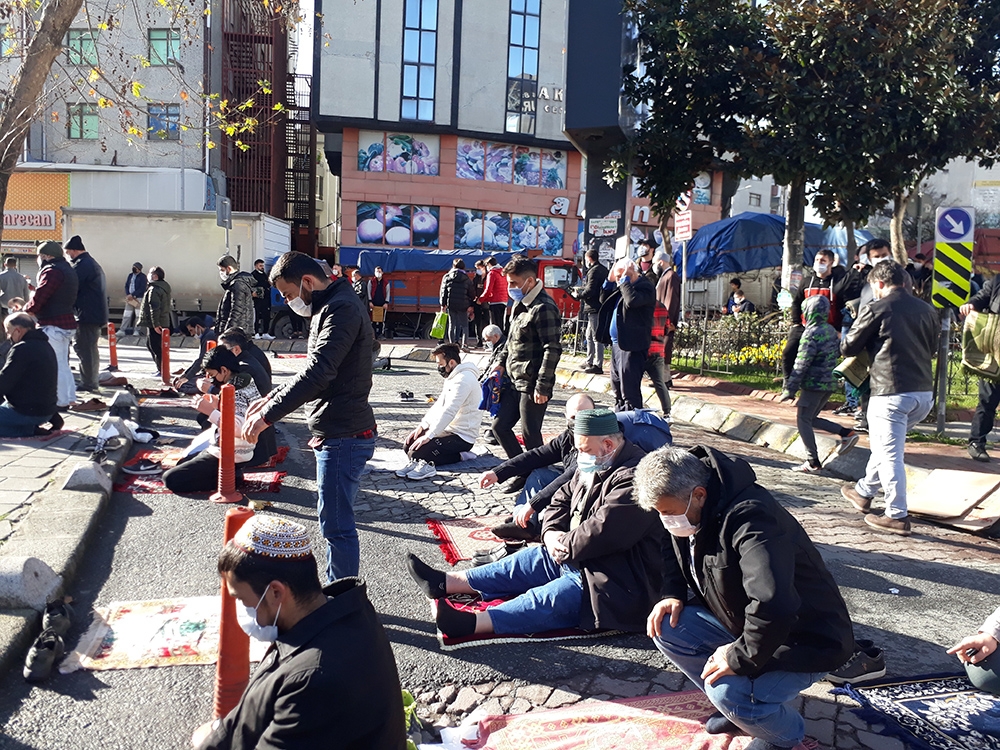 Kısıtlamada Cuma namazı kılındı