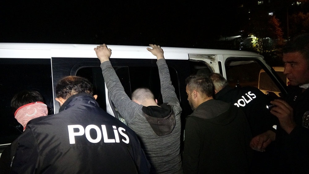 Kısıtlamada hırsız-polis kovalamacası kamerada