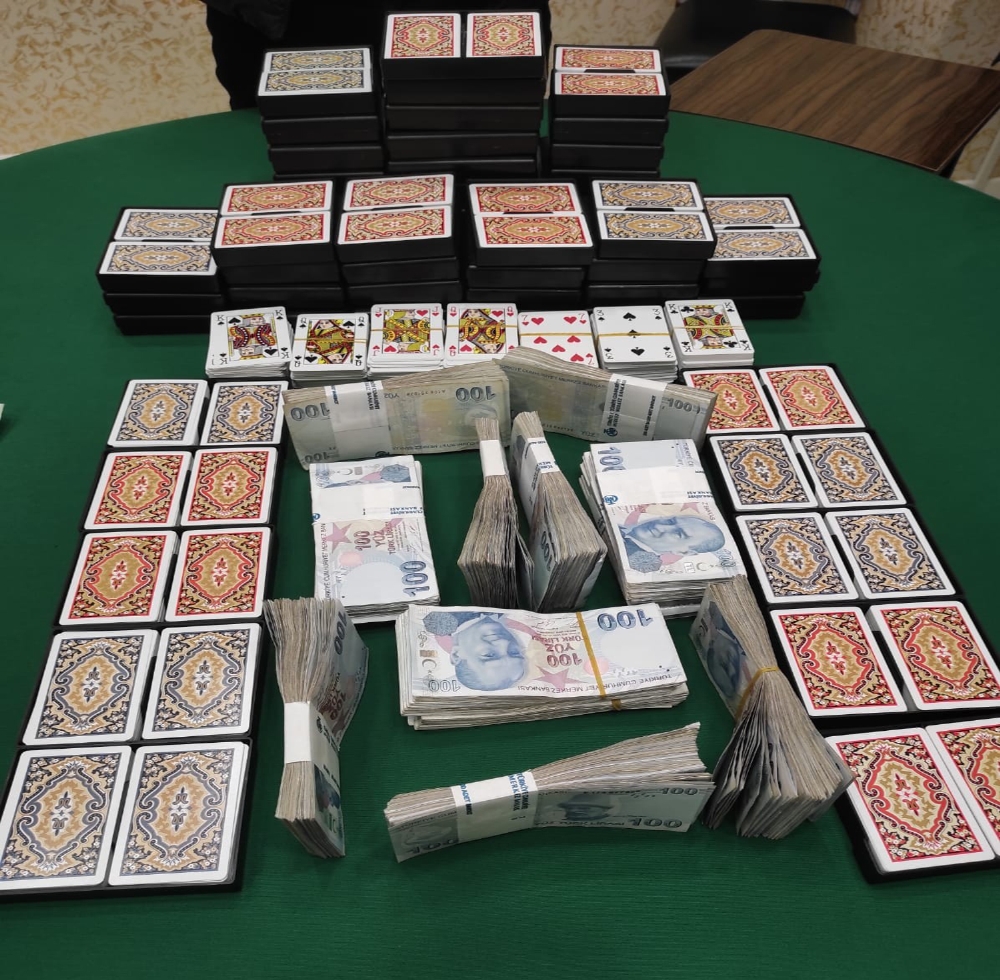 Kısıtlamada kumar oynamak için yaptıkları pes dedirtti