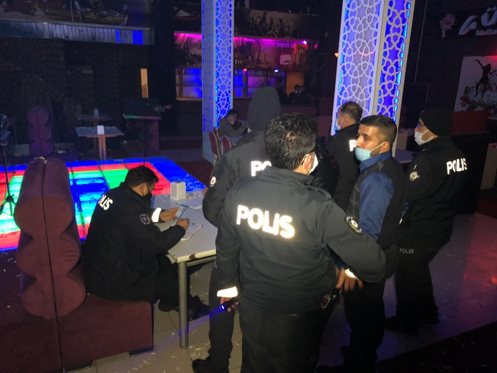 Kısıtlamada müzikli alkollü eğlenceye polis baskını