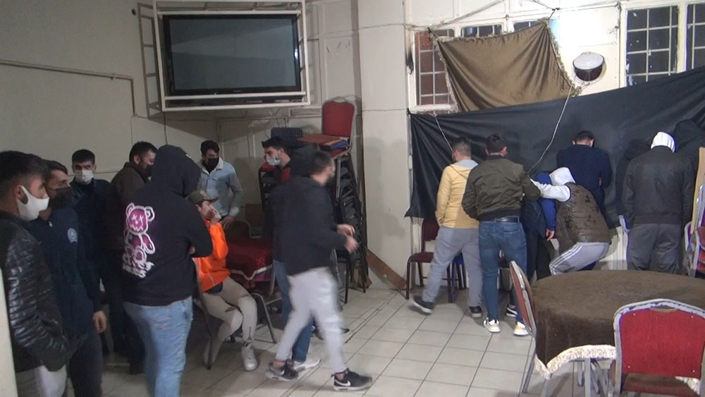 Kısıtlamada oyun salonunu kıraathaneye çevirenlere polis baskını
