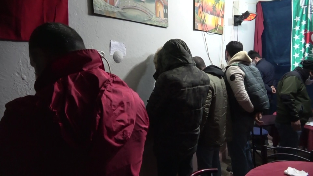 Kısıtlamada Pitbull korumalı kumarhaneye baskın kamerada