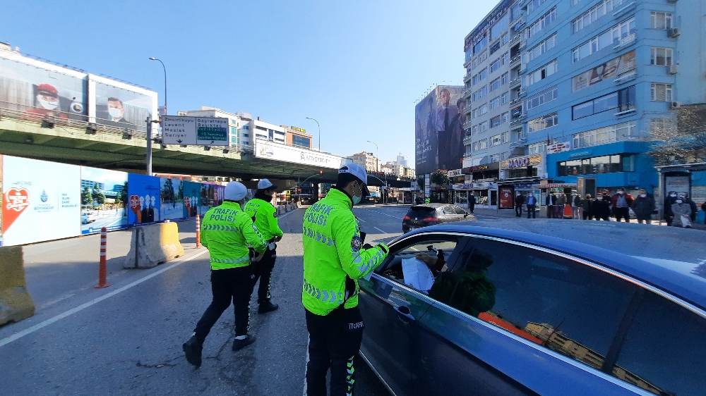 Kısıtlamada polisin denetimleri sürüyor