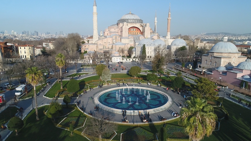 Kısıtlamada Sultanahmet Meydanı’na turist akını