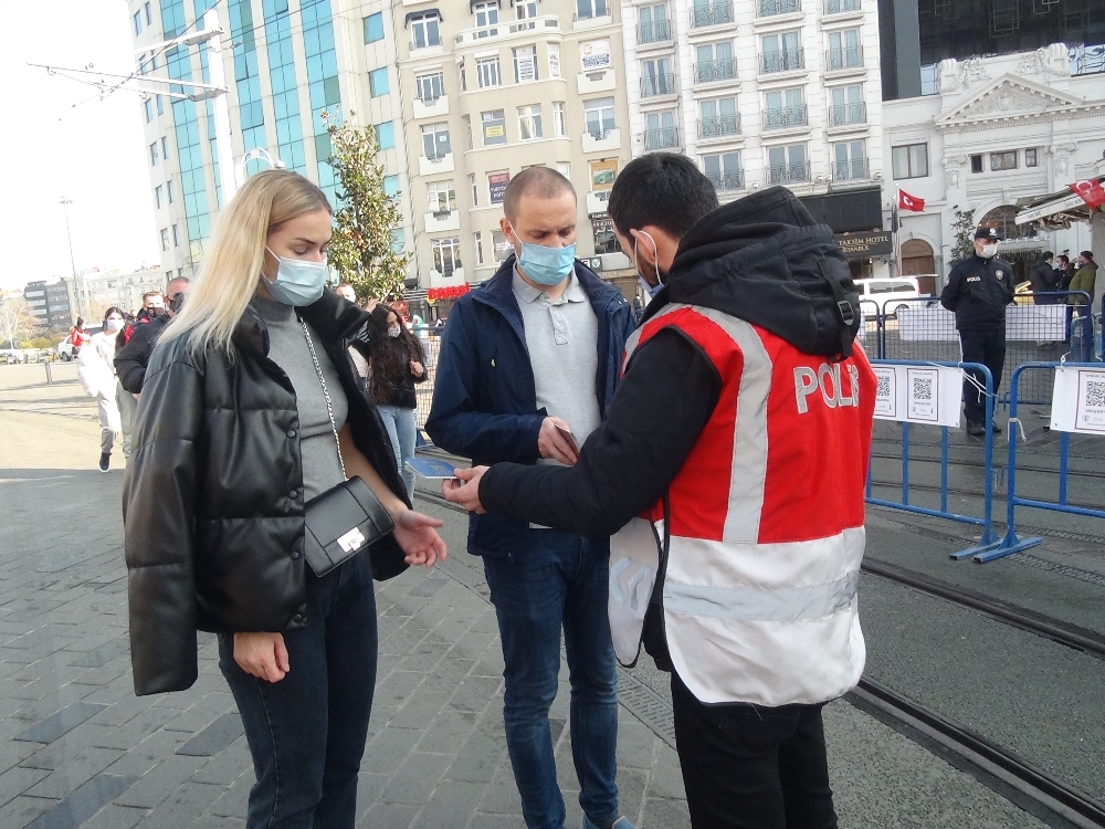 Kısıtlamada turistlerin Taksim keyfi: Maskelerini çıkartıp çekirdek çitleyip yerlere attılar