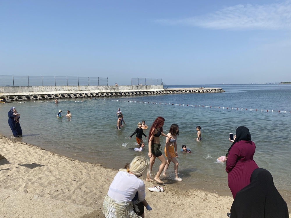 Kısıtlamaların kalkmasıyla  Caddebostan sahili hareketlendi