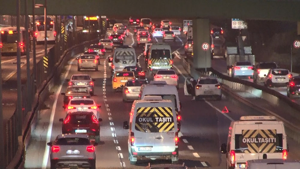 Kısıtlamanın ardından İstanbul trafiğinde hareketlilik başladı