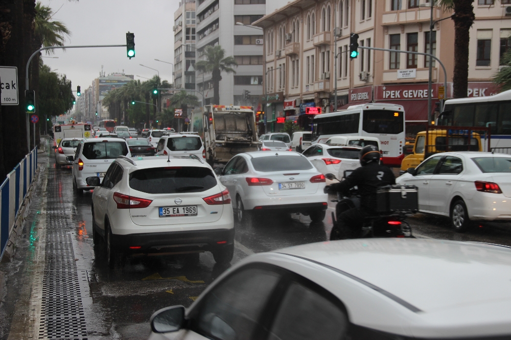 Kısıtlamanın ardından İzmir’de ilk iş gününde yoğun trafik