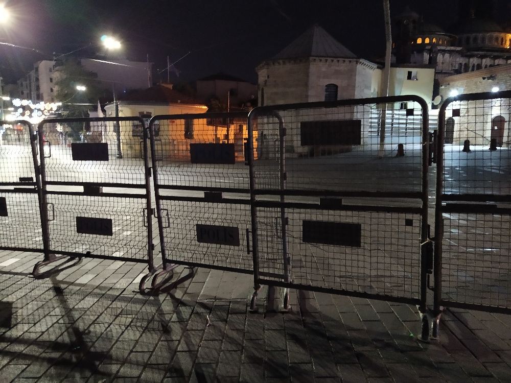 Kısıtlamanın başlamasıyla Taksim Meydanı boş kaldı