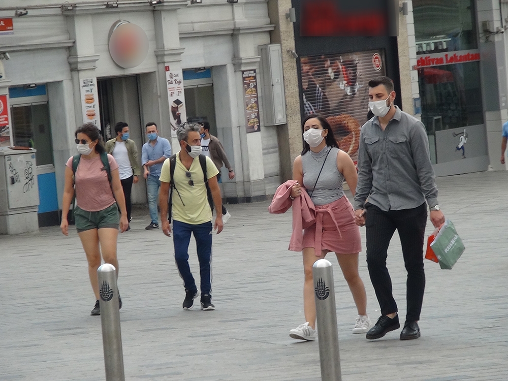 Kısıtlamanın bitmesiyle vatandaşlar Taksim Meydanı’na akın etti