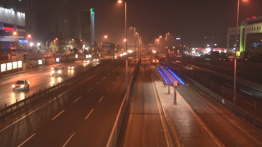Kısıtlamanın ilk sabahında İstanbul’da birçok nokta boşaldı