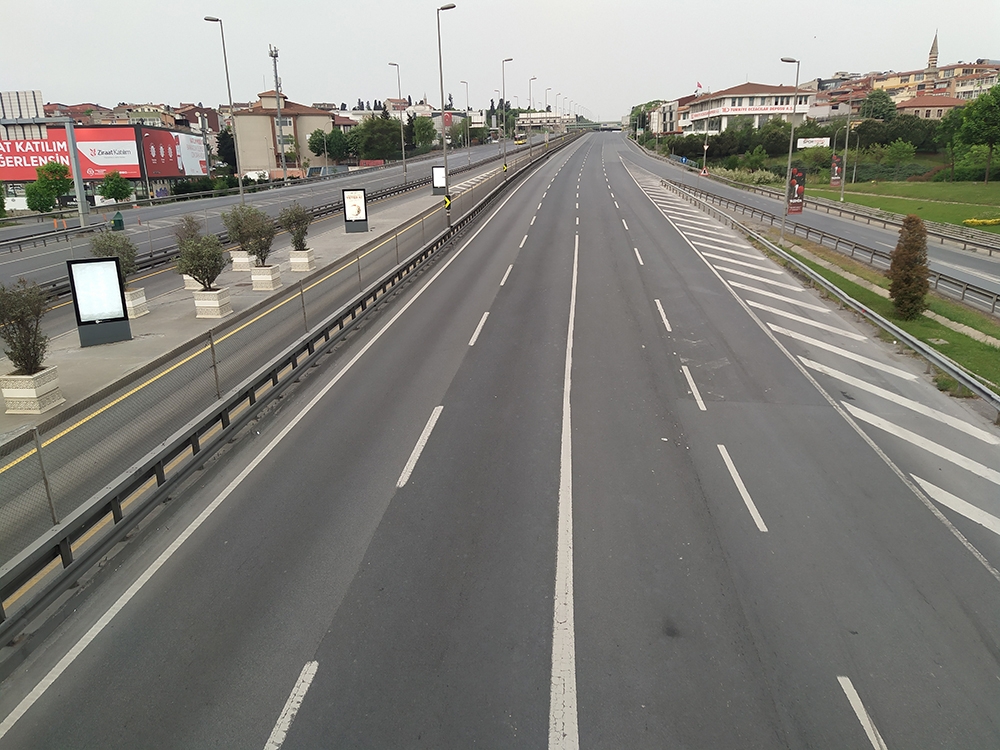 Kısıtlamanın ilk sabahında yollar boş kaldı