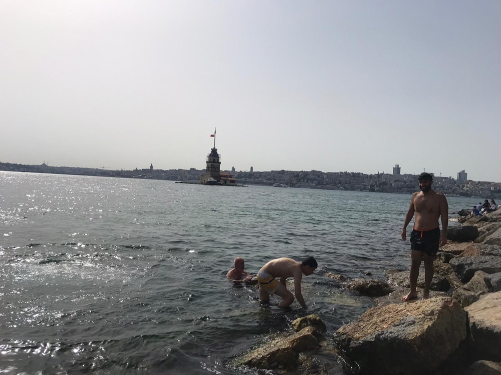Kısıtlamanın kalkmasıyla Kız Kulesi’ne karşı Boğaz’da yüzdüler