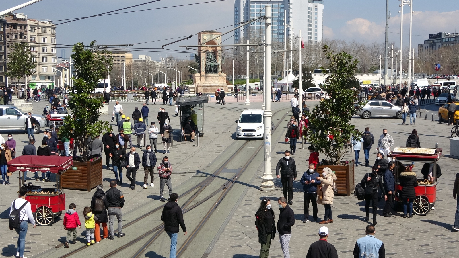 Kısıtlamasız cumartesi gününde insanlar sahillere ve meydanlara akın etti