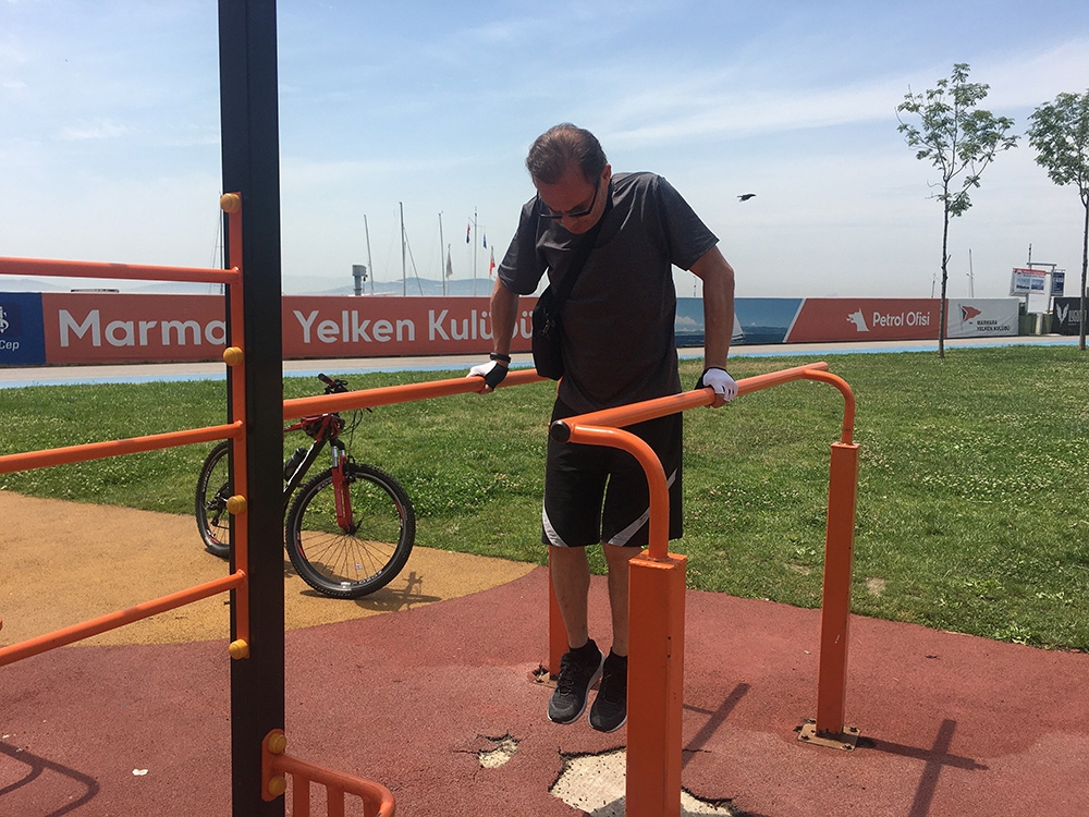 Kısıtlamasız ilk hafta sonunda İstanbullular Caddebostan sahiline koştu