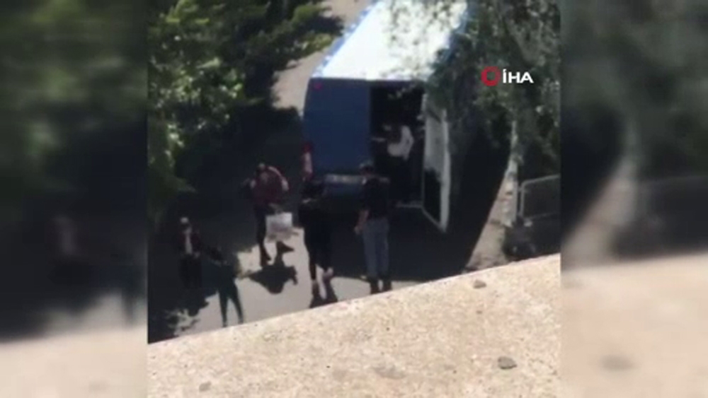 Kısıtlamaya aldırış etmeden kargo aracıyla misafirliğe gittiler