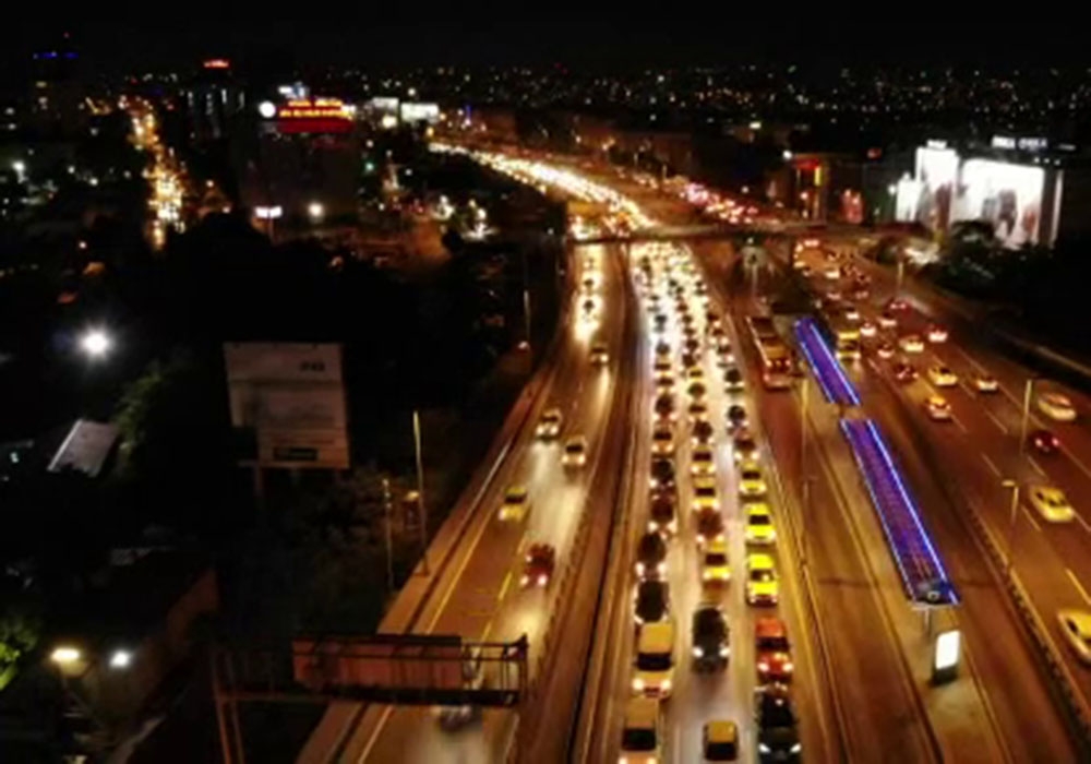 Kısıtlamaya dakikalar kala E-5’teki yoğun trafik havadan görüntülendi