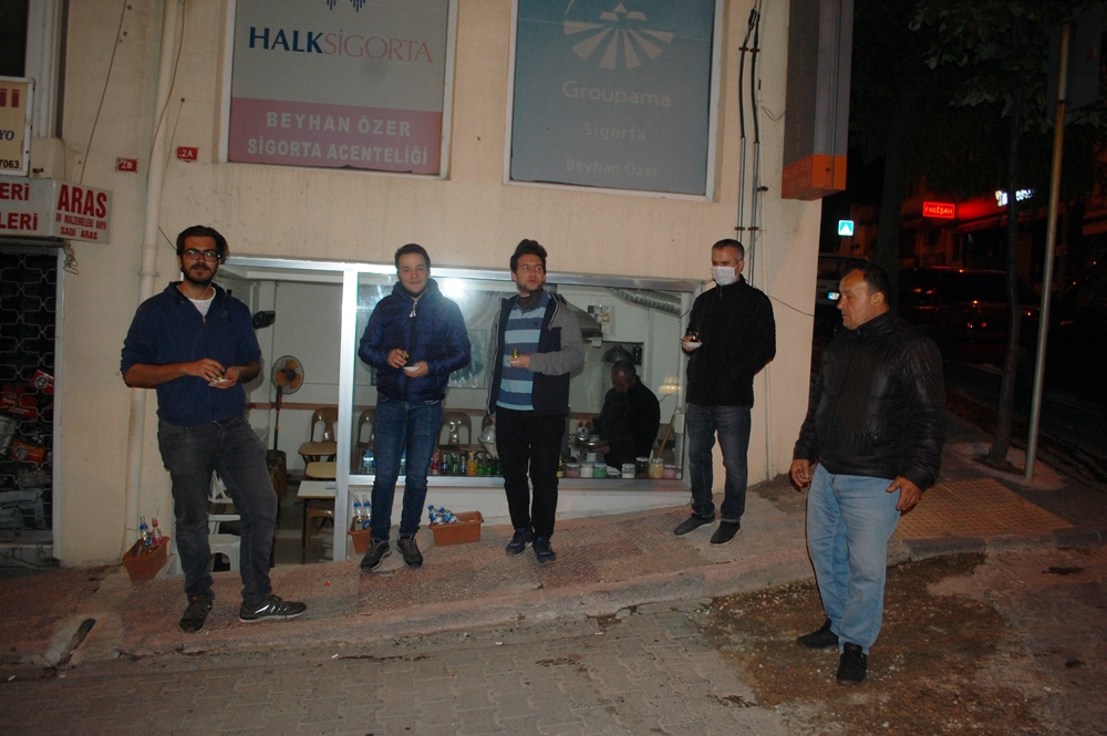 Kısıtlamaya dakikalar kala soluğu sokakta aldılar