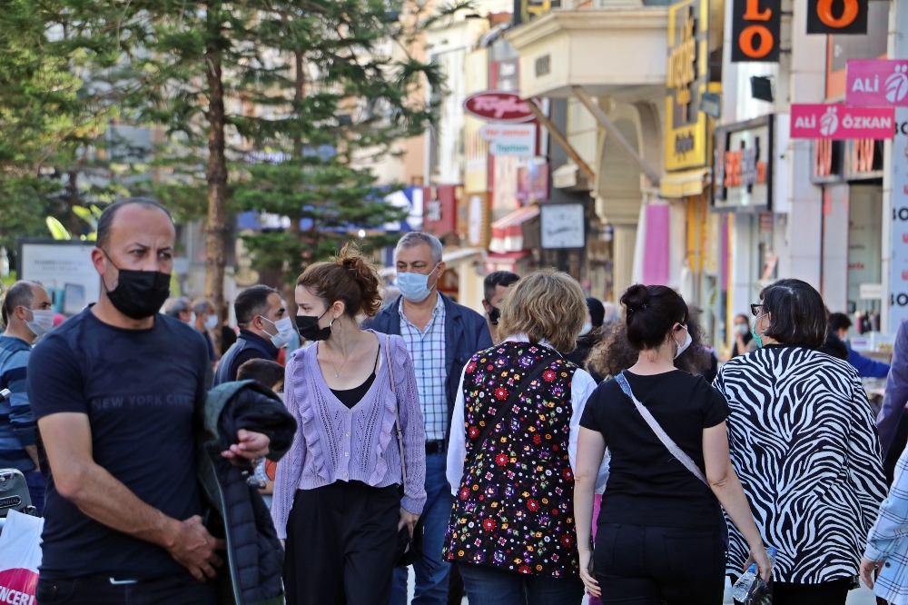 Kısıtlamaya saatler kala Antalyalılar sokaklara döküldü