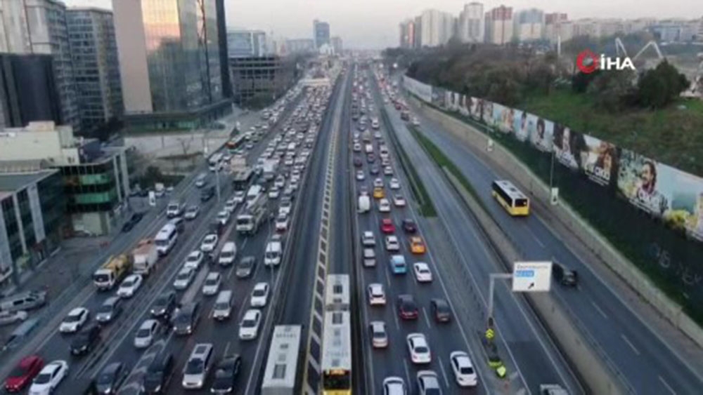Kısıtlamaya saatler kala E-5 karayolunda trafik yoğunluğu oluştu