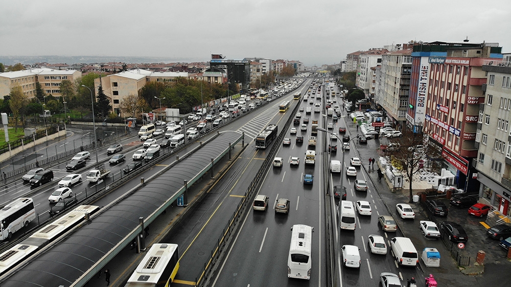 Kısıtlamaya saatler kala E-5’teki yoğunluk havadan görüntülendi