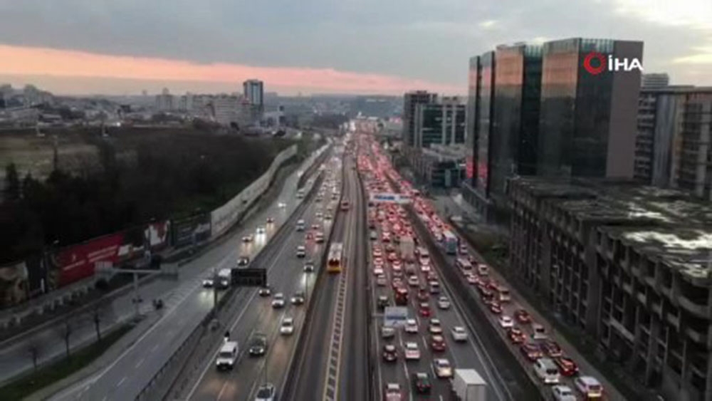 Kısıtlamaya saatler kala İstanbul’da trafik yoğunluğu