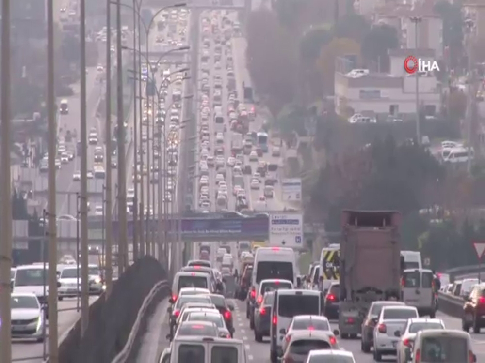 Kısıtlamaya saatler kala trafik kilitlendi, yoğunluk havadan görüntülendi