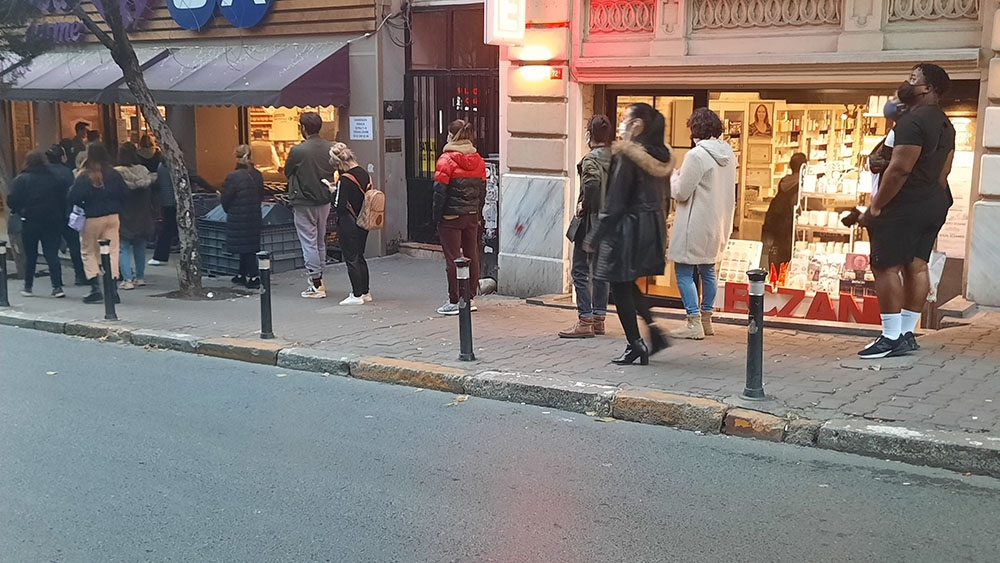 Kısıtlamaya saatler kala vatandaşlar marketlere akın etti