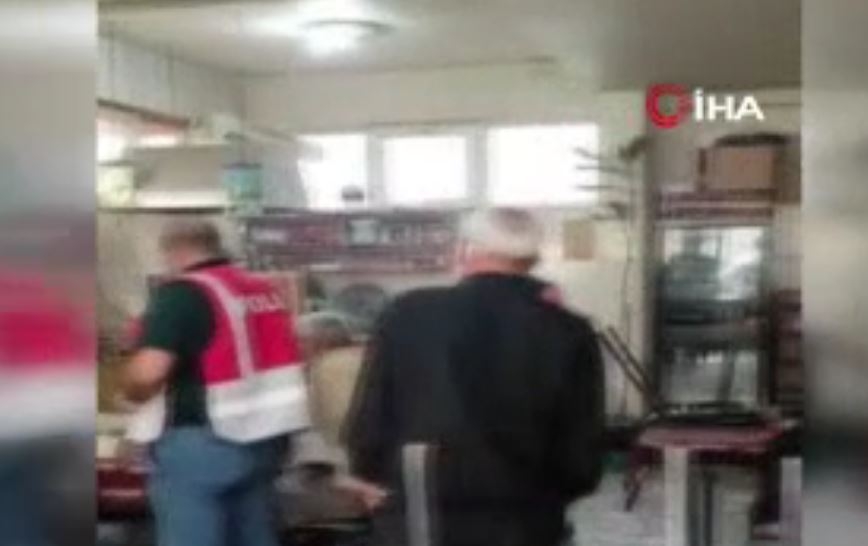 Kısıtlamaya uymadılar, polise yakalanınca okey oynamaya devam ettiler
