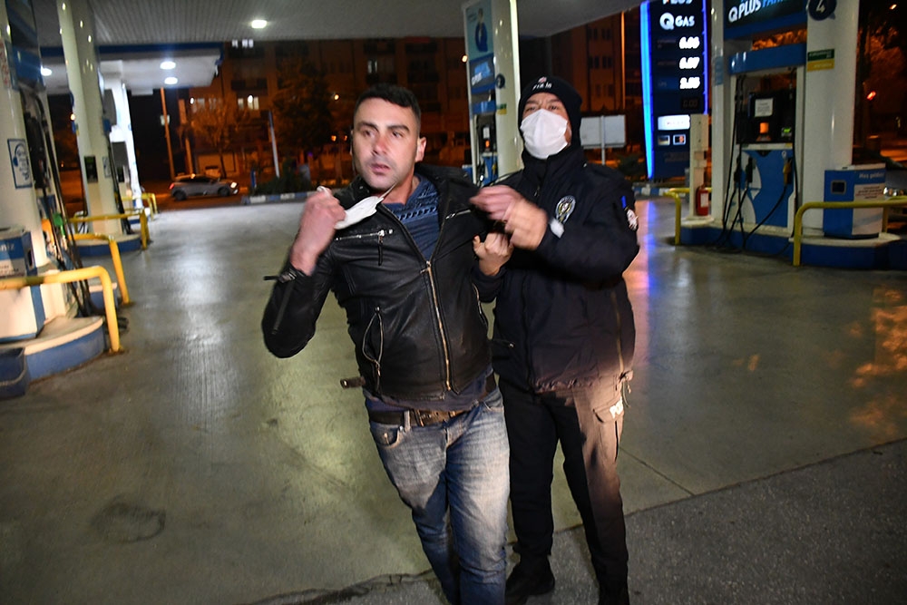 Kısıtlamaya uymayan alkollü sürücü maskesini çıkartıp hem saldırdı hem poz verdi