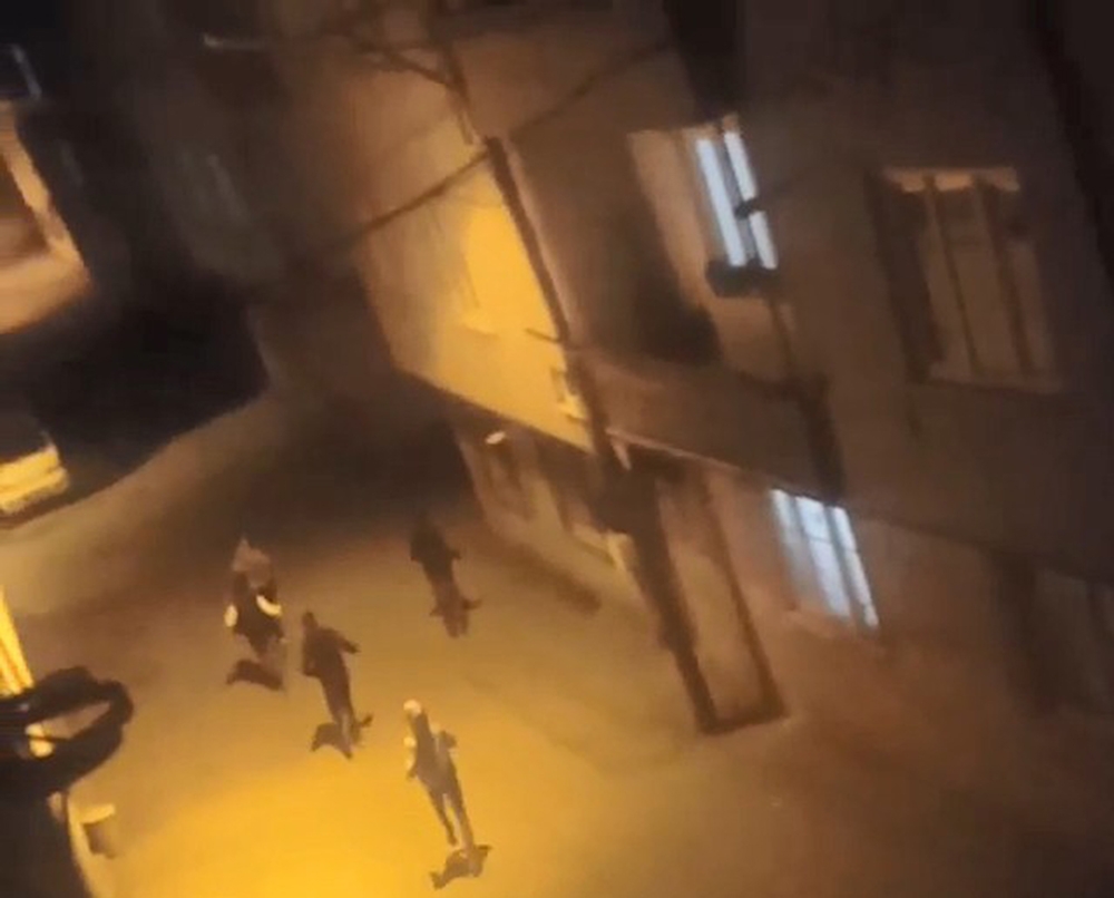 Kısıtlamaya uymayan gençler polisten böyle kaçtı