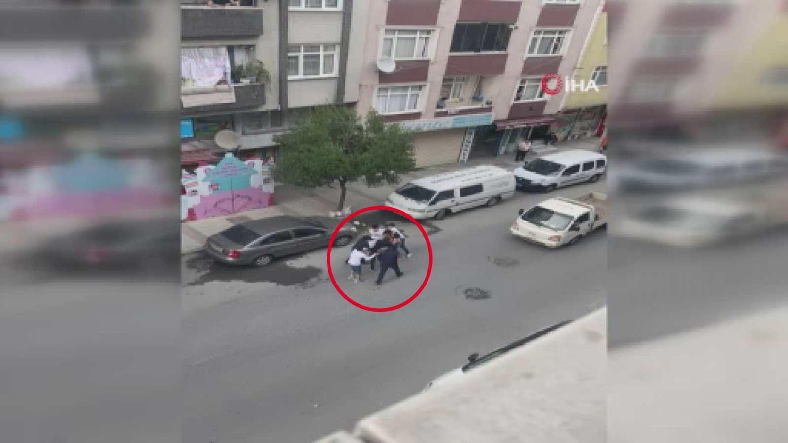 Kısıtlamaya uymayan gençlerin tekme tokat kavgası kamerada