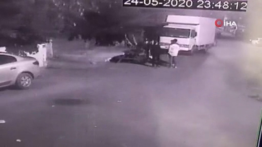 Kısıtlamayı hiçe sayan gençler polis sirenini duyunca böyle kaçtı