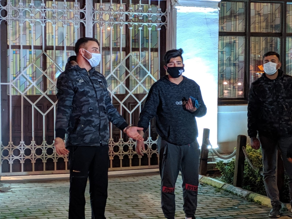 Kısıtlamayı ihlal eden 4 kafadar uyuşturucu madde ile yakalandı