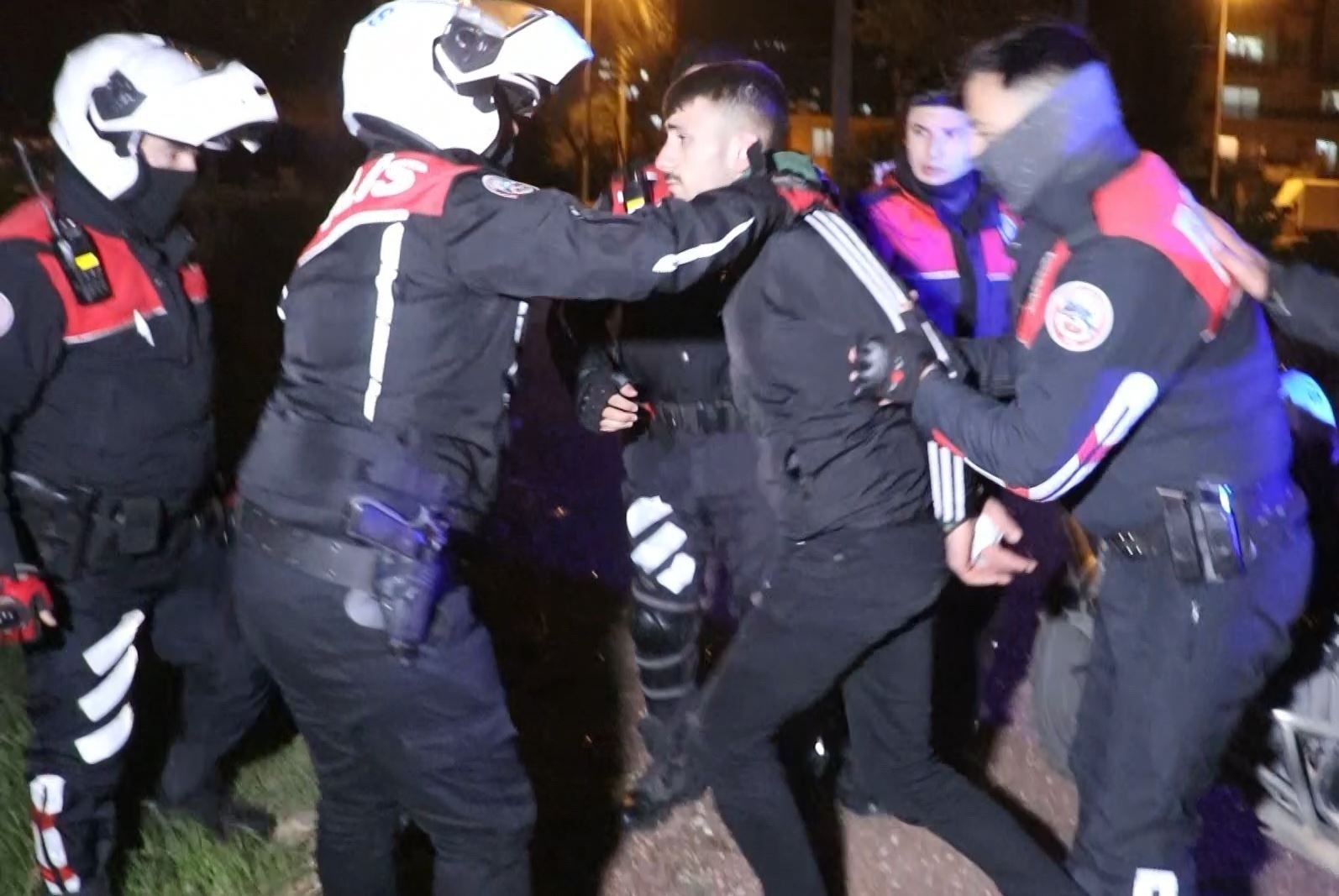 Kısıtlamayı ihlal eden tamirci gençler, ortalığı birbirine kattı