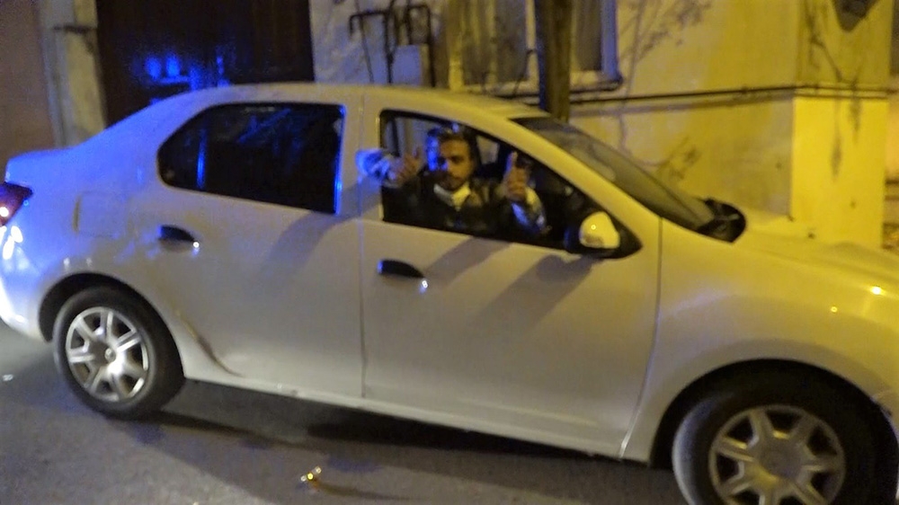 Kısıtlamayı ihlal etti, “Yakışıklı çıkıyor muyum abi” dedi