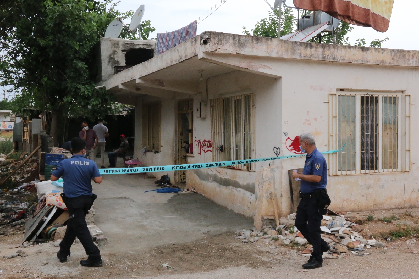 Kıskançlık krizine girip eşini ayaklarından vurdu