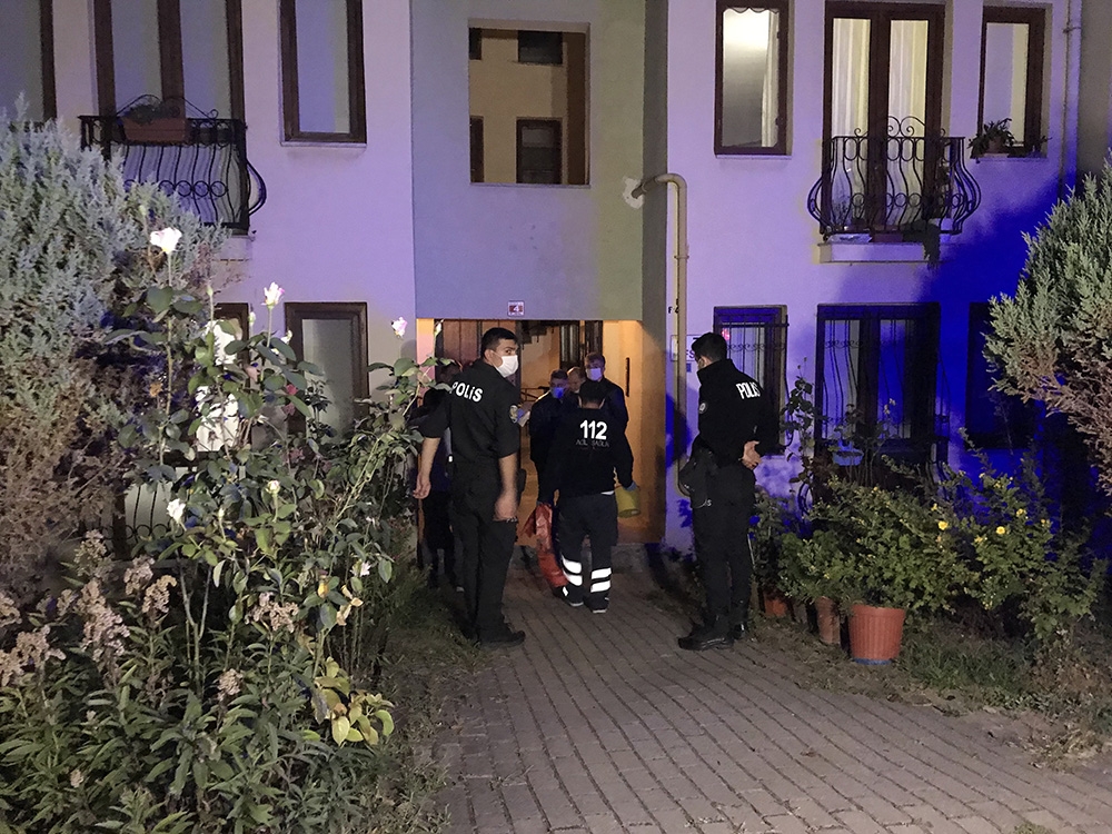 Kız arkadaşını kalbinden vurarak öldüren şahıs intihar etti