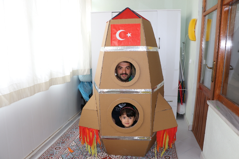 Kızı evde sıkılmasın diye balkonu uzay üssüne çevirdi