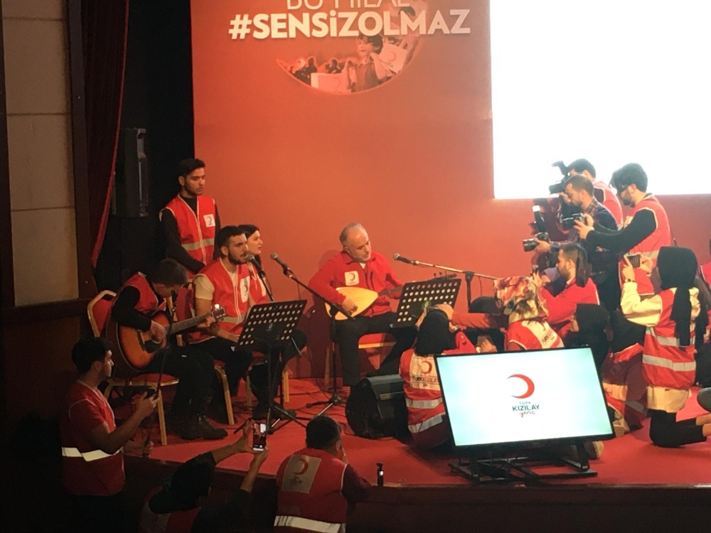 Kızılay Genel Başkanı Kerem Kınık saz çaldı, genç gönüllüler şarkı söyledi