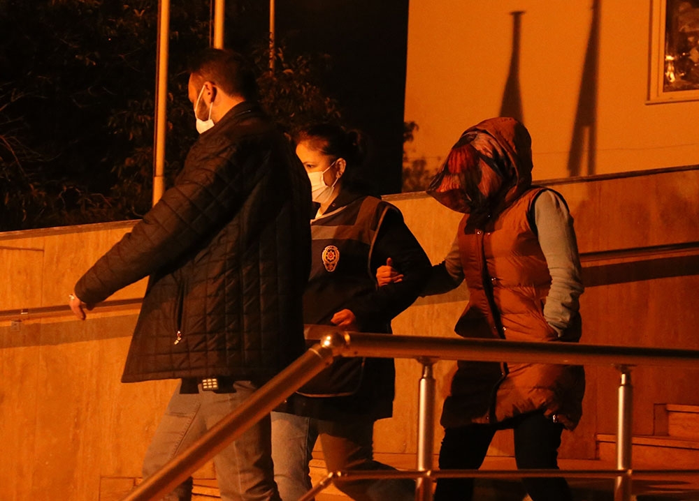 Kızına şiddet uygulayan kadın ve dini nikahlı eşi tutuklandı