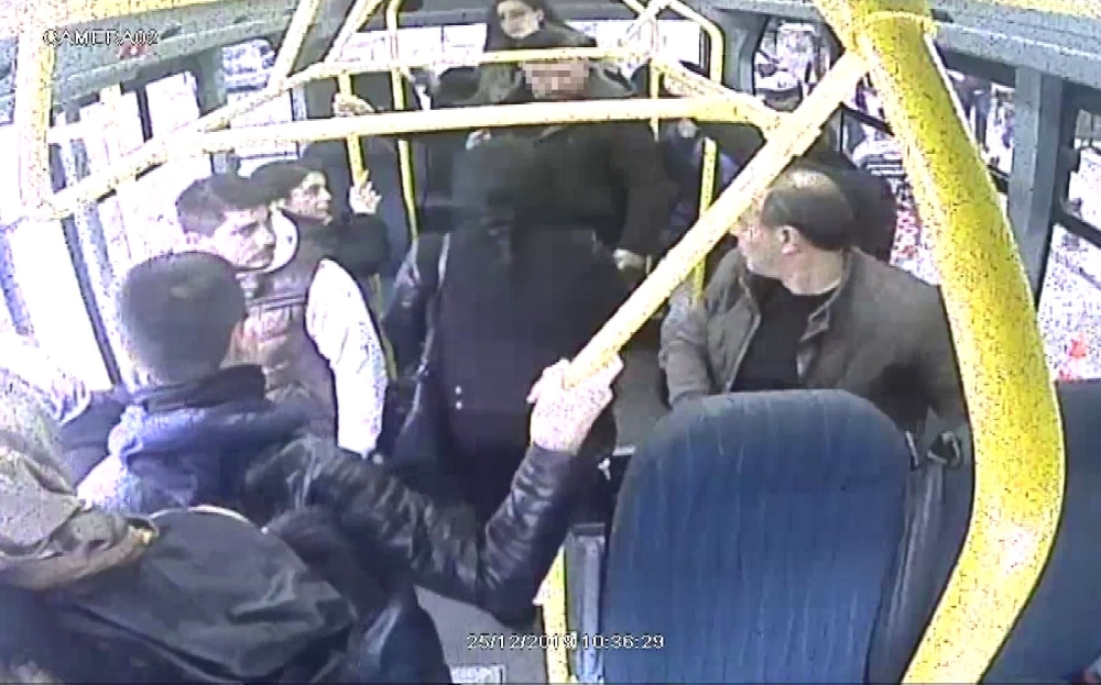 Kızını Rahatsız Ettiğini İddia Ettiği Şahsa Anneden Yumruk