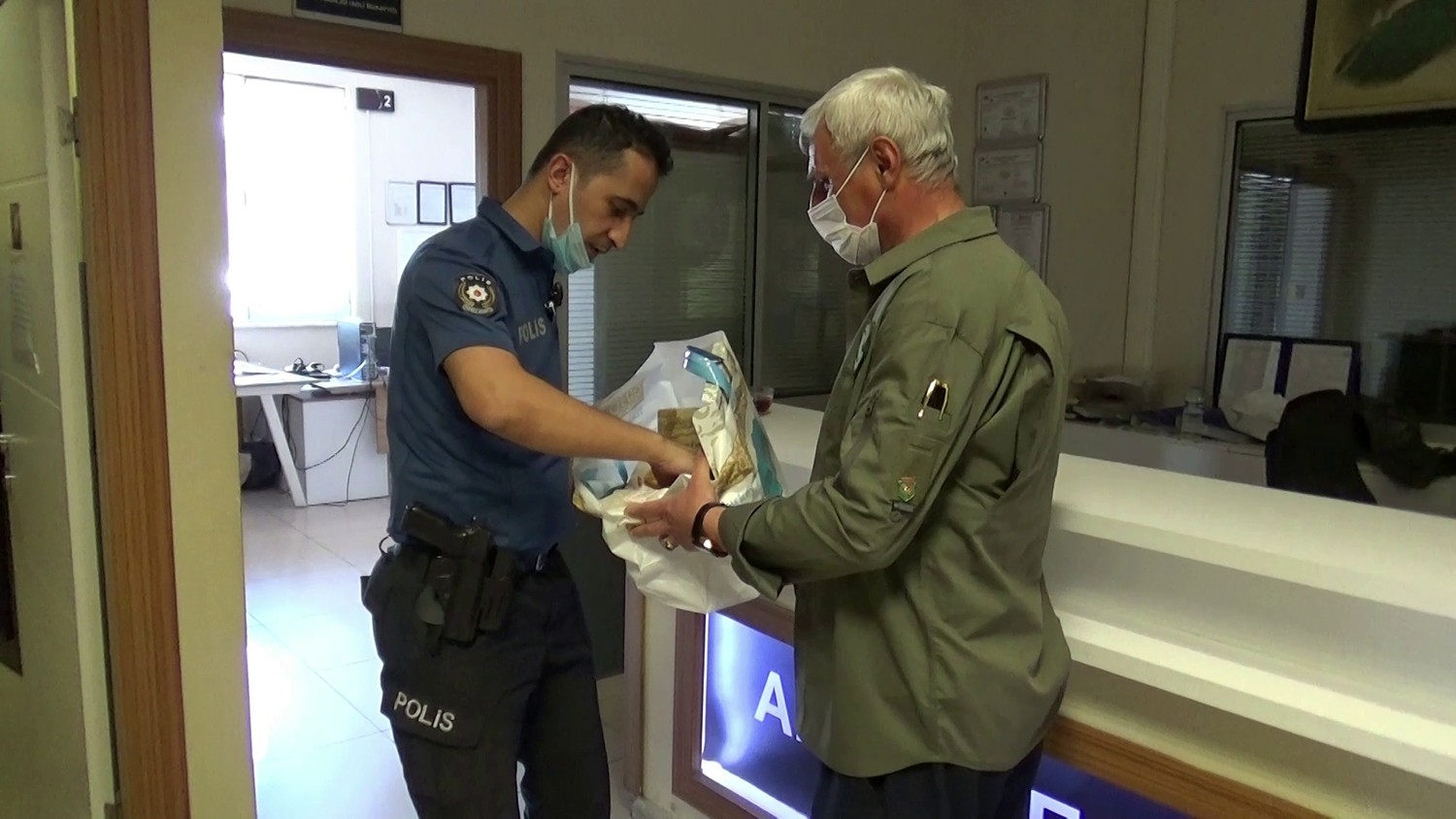 Kızını şehit eden teröristin etkisiz hale getirildiği haberini alan babadan polislere baklava ikramı