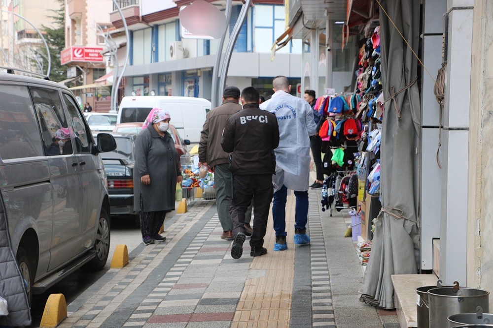 Kızını sokak ortasında bıçakladı