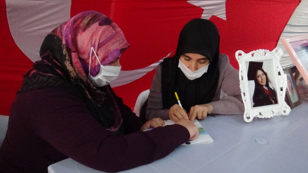 Kızının acısını yazıya dökmek için okuma yazma öğreniyor
