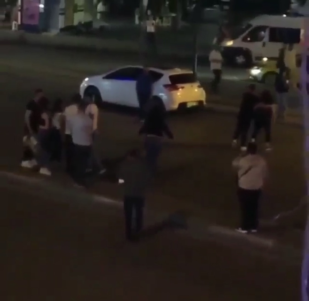 Kızlardan sevgili kavgası: Onları ayırmak kolay olmadı